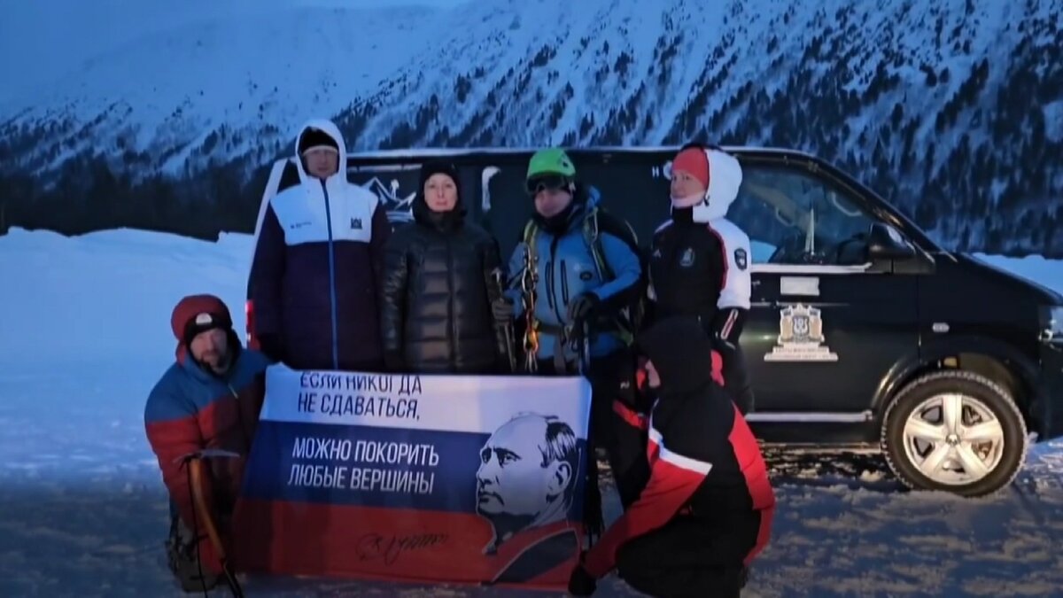    Югорчане подняли на Неройку флаг с портретом и цитатой Владимира Путина