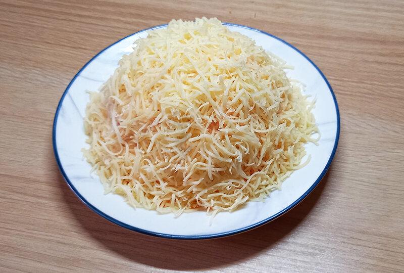 Слоеный салат из яиц, моркови, яблок и сыра