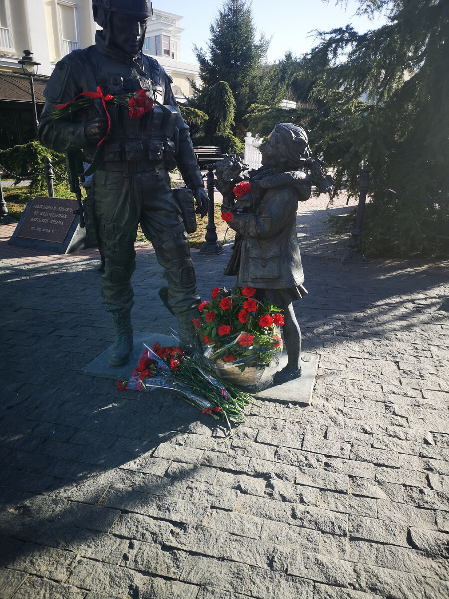 хорошо что каждый год к нам приходит новый год текст. ноты новый год. изгиб гитары желтой слова. каждый день и каждый час. песни каждого года.