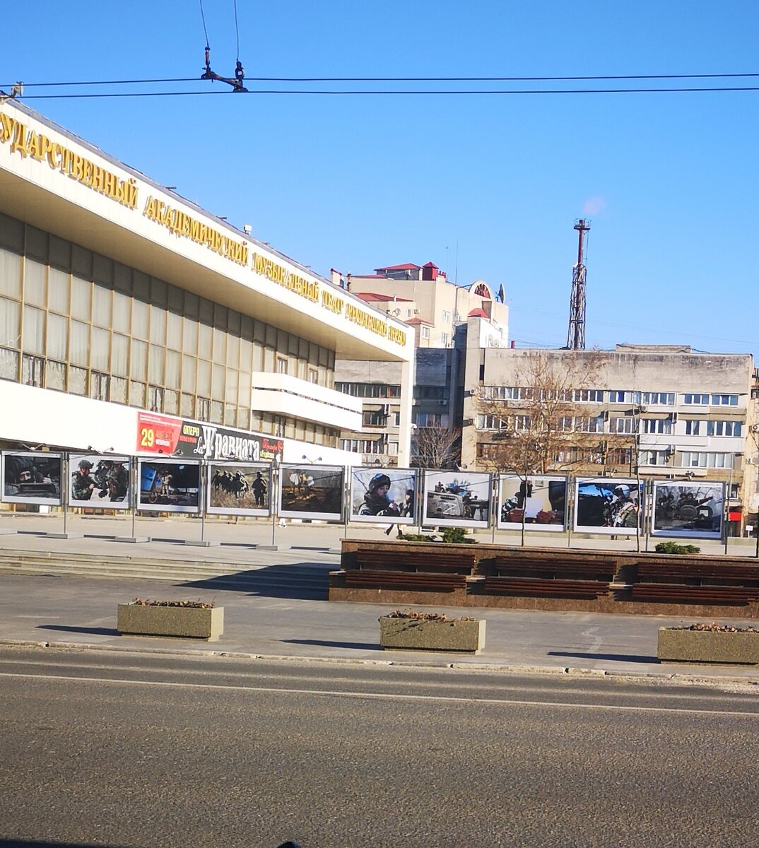 Самые интересные стихи. В каждой строчке только точки после буквы л текст. И кто его знает чего он моргает. Песня в каждой строчке только точки. Текст песни про любовь.