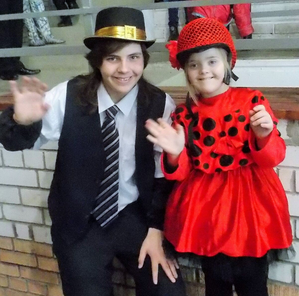 Ирина с братом играют в иппотеатре, Ирина - божья коровка, Сергей фонарьщик