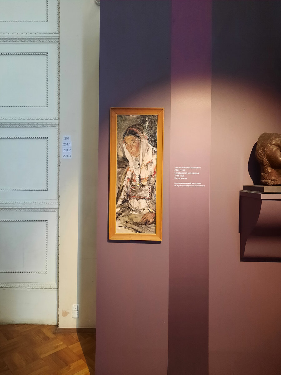 Маленький угол выставки С. Эрьзя и Н. Фешина в здании Академии художеств в Санкт-Петербурге.