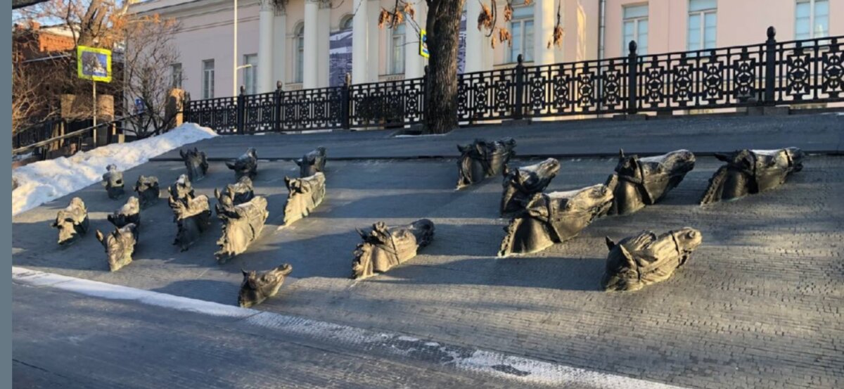 Фото автора. Гоголевский бульвар в Москве. Лошади - они умеют плавать!