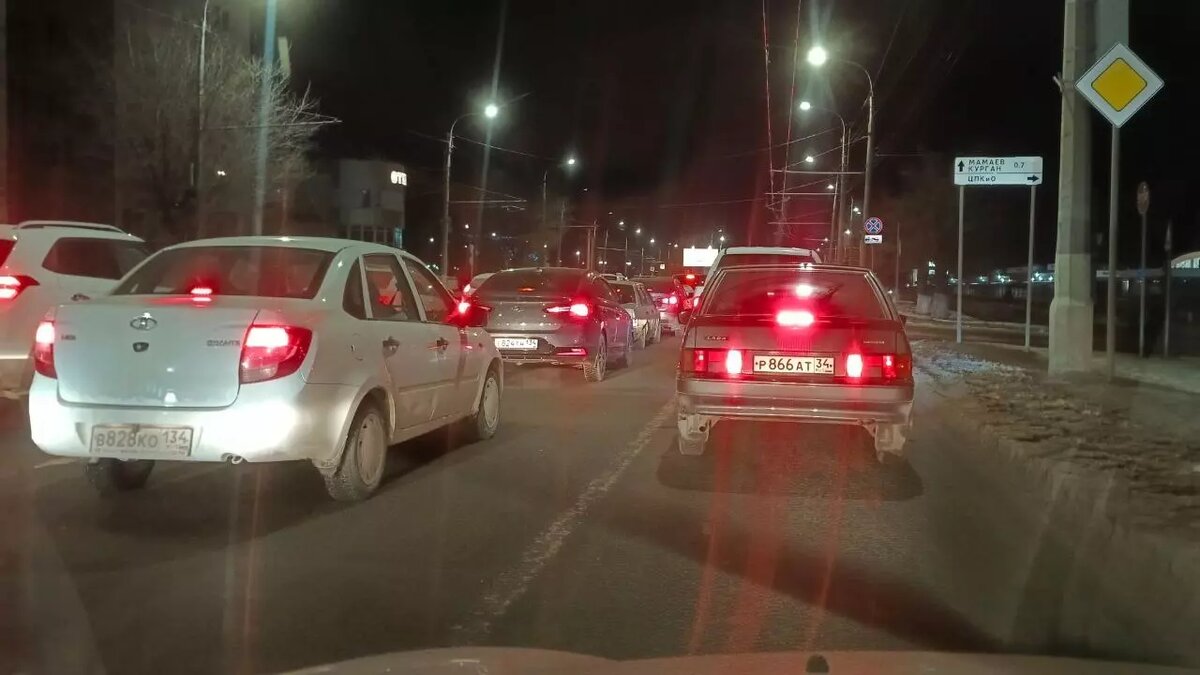     Волгоградцы застряли в страшной пробке из-за двух ДТП в центре города.