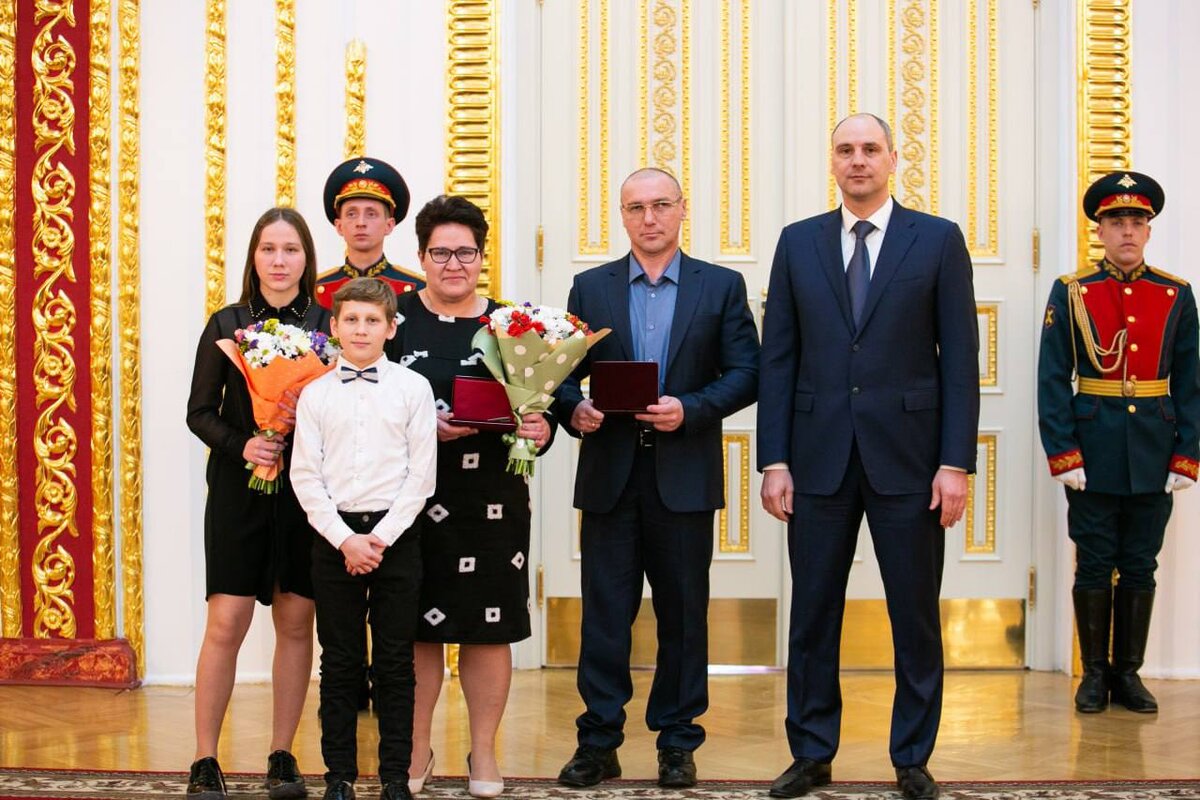    Денис Паслер поздравил многодетные семьи Оренбуржья с государственными наградами Андрей Севостьянов