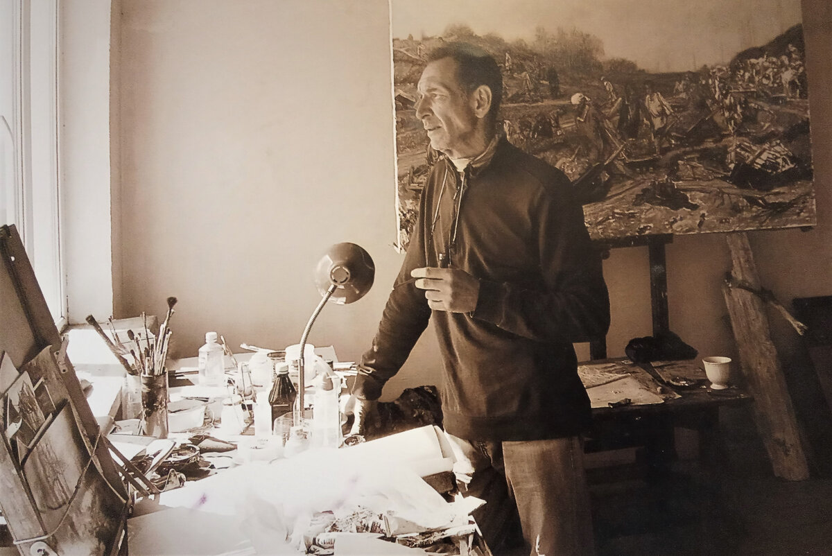 Олег Подлесных в своей мастерской.