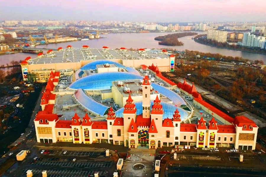 остров мечты аттракционы. диснейленд в москве остров мечты. парк остров мечты в москве. парк нагатинская пойма диснейленд. парк в москве диснейленд остров мечты.