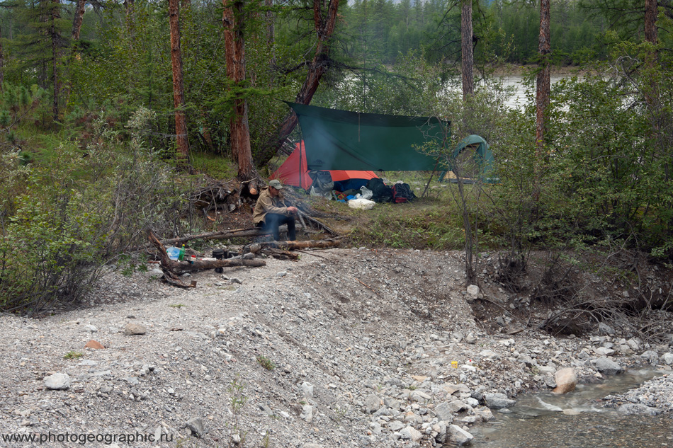 Очень уютное местечко здесь было. По максимальной воде, полянка где сейчас стоят наши палатки, была затоплена, от этого остались следы.