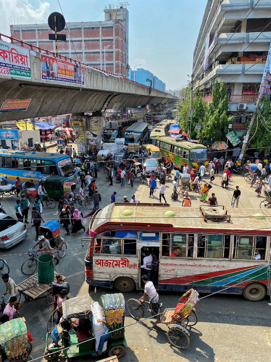 Это перекресток в центре Дакки — как и куда тут ехать? Как разобраться?
