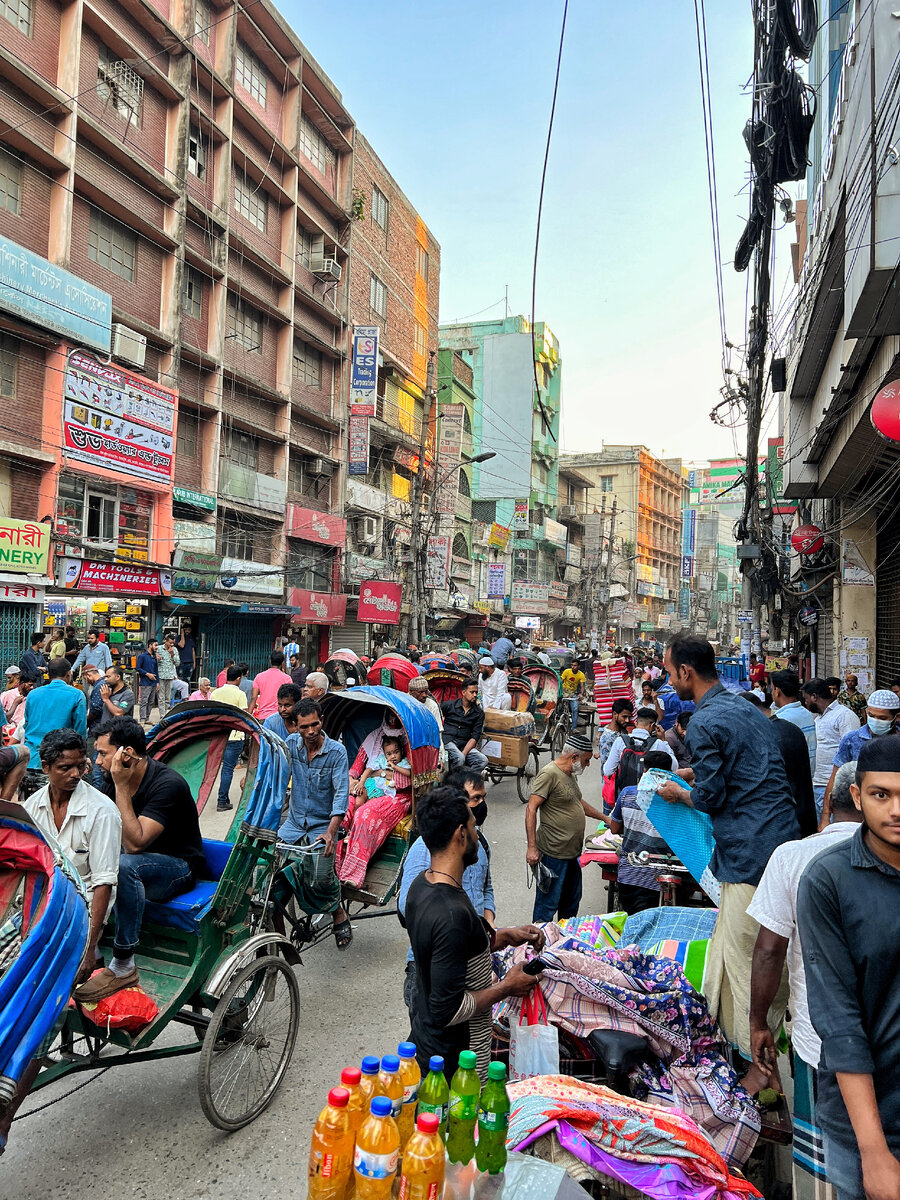 Улицы Дакки стоят в бесконечных пробках.