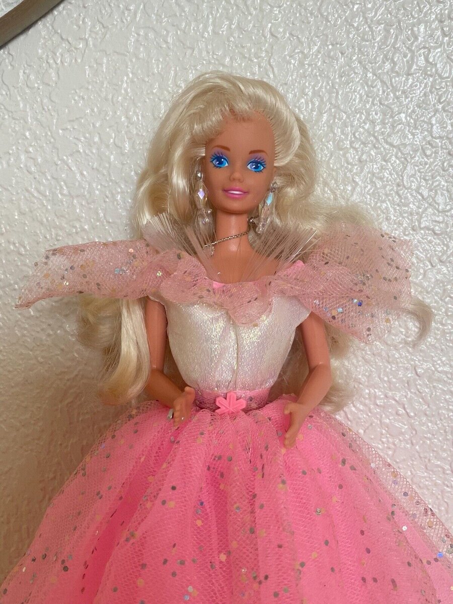 Фото с sendle. Чем-то похожа на тут Barbie, что я увидела в первый раз. Но не думаю, что это была Barbie Twinkle Ligts.