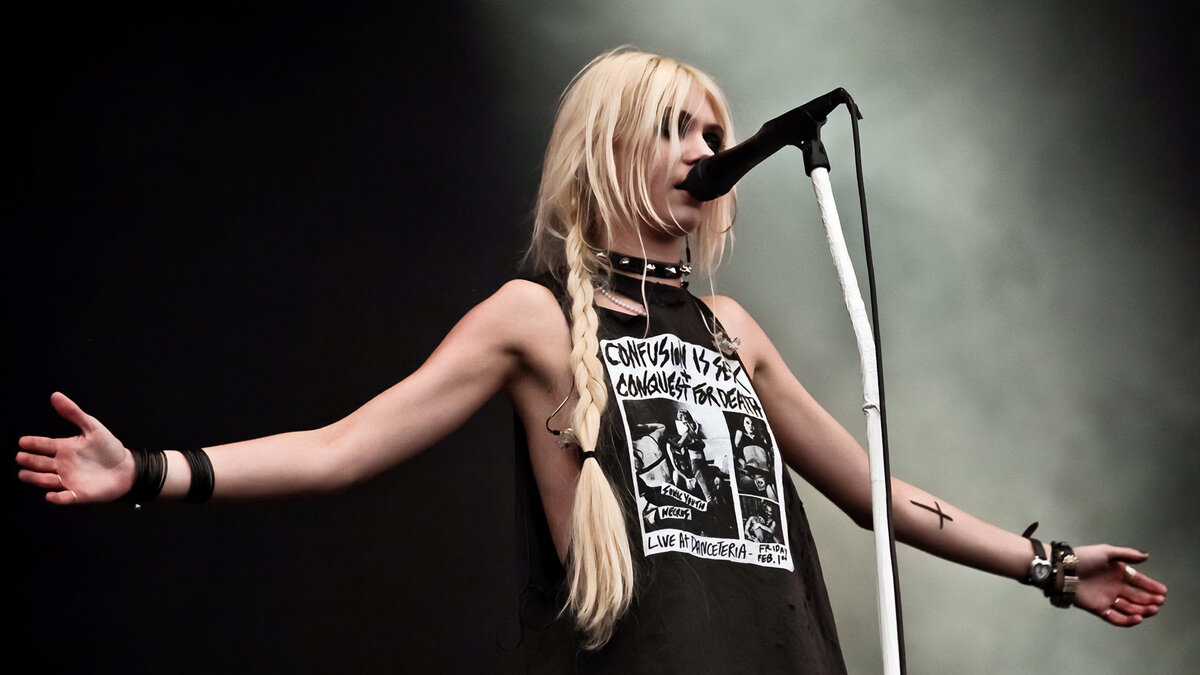 Тейлор Мишель Момсен. Актриса и фронтмен рок-группы The Pretty Reckless Добавьте описание 