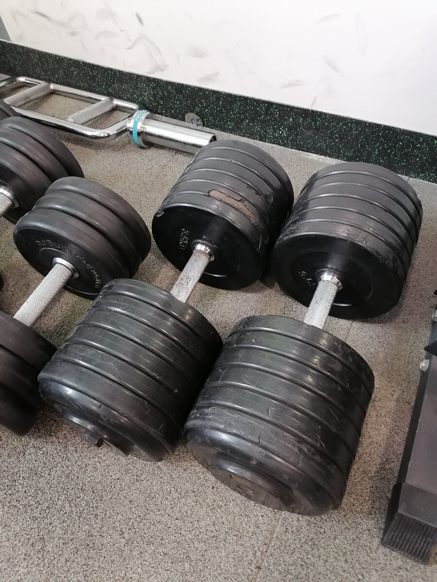 Это ооочень тяжёлые гантели! Каждая по 50 кг. Но есть парни, которым они по-плечу.