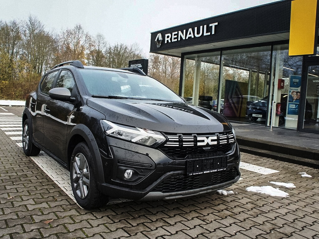 Для сравнения: вот так выглядит новый Dacia Sandero, автомобиль заметно меньше "Искры"