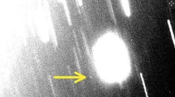 Новый спутник Урана S/2023 U1 (видимый как крошечная точка рядом с желтой стрелкой) имеет ширину всего 5 миль. 