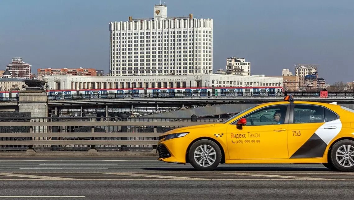     Цены на яйца падают, а на такси — нет. Стоимость поездки по городу для многих стала не по карману не только в часы так называемого «высокого спроса», но и в остальное время. Расценками на такси озаботились даже в правительстве и Госдуме. Платят люди много, но кто получает основной куш?