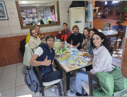 Наша хостельная тусовка из Анталии. Ребята из России, Австралии, Турции, Чили, Уругвая, Казахстана. Со многими общаемся до сих пор.