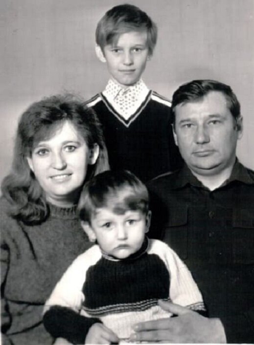 Фото: Алексей Навальный* в детстве с родителями и братом Олегом