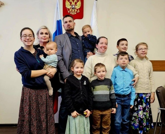 Зачем семья из Канады с 8 детьми переехала в русскую деревню и каково им живётся там сейчас