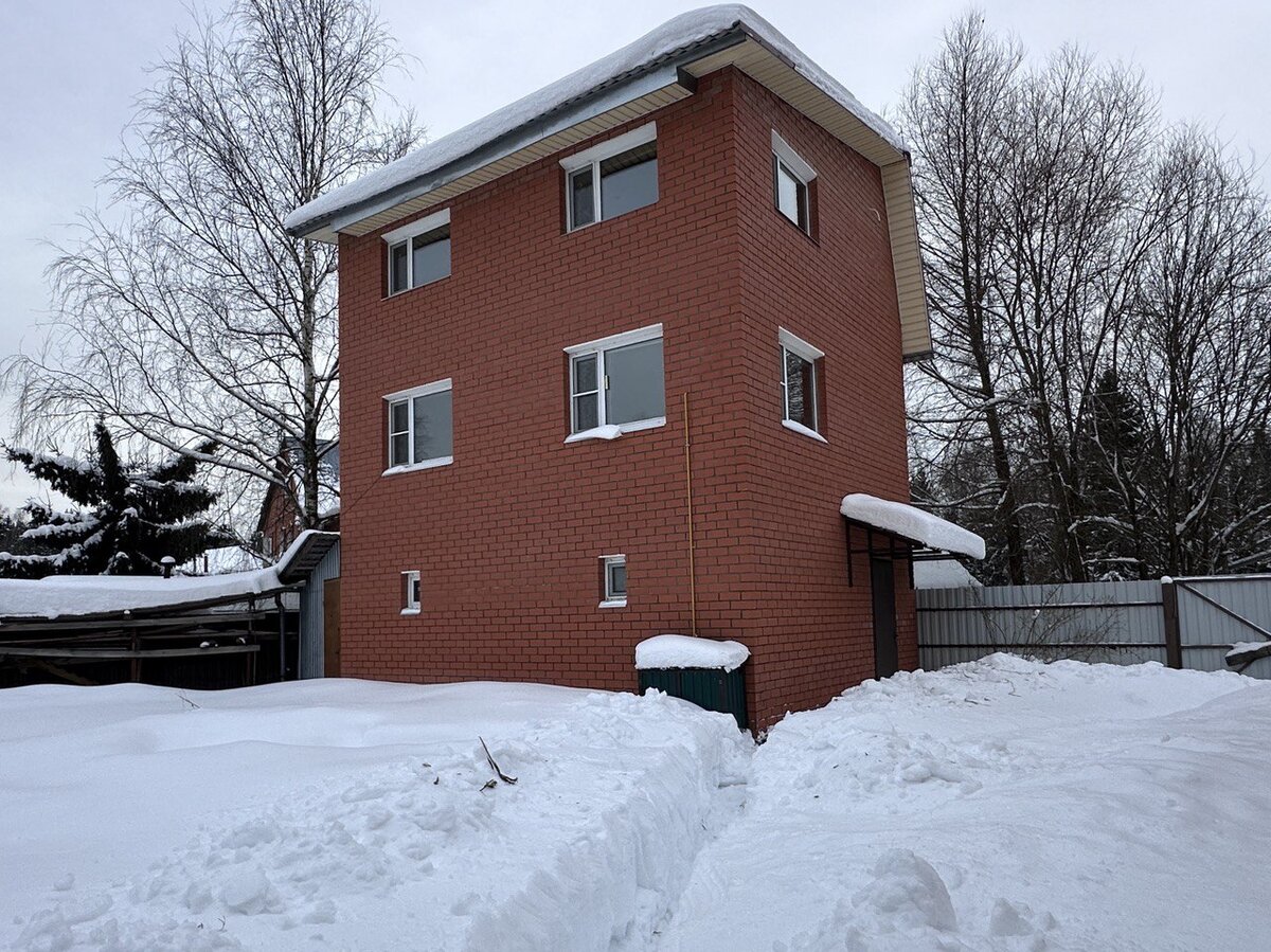 Фото 2: вид на второй дом со стороны беседки.