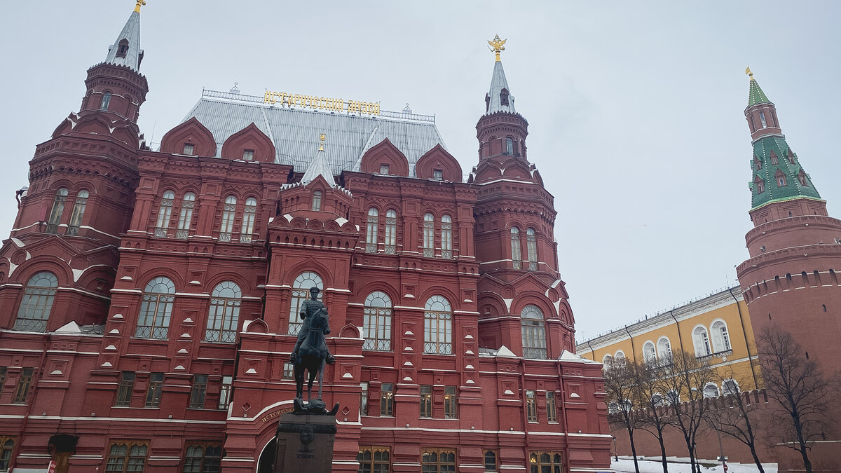     Также с полуночи будет введен запрет на парковку.