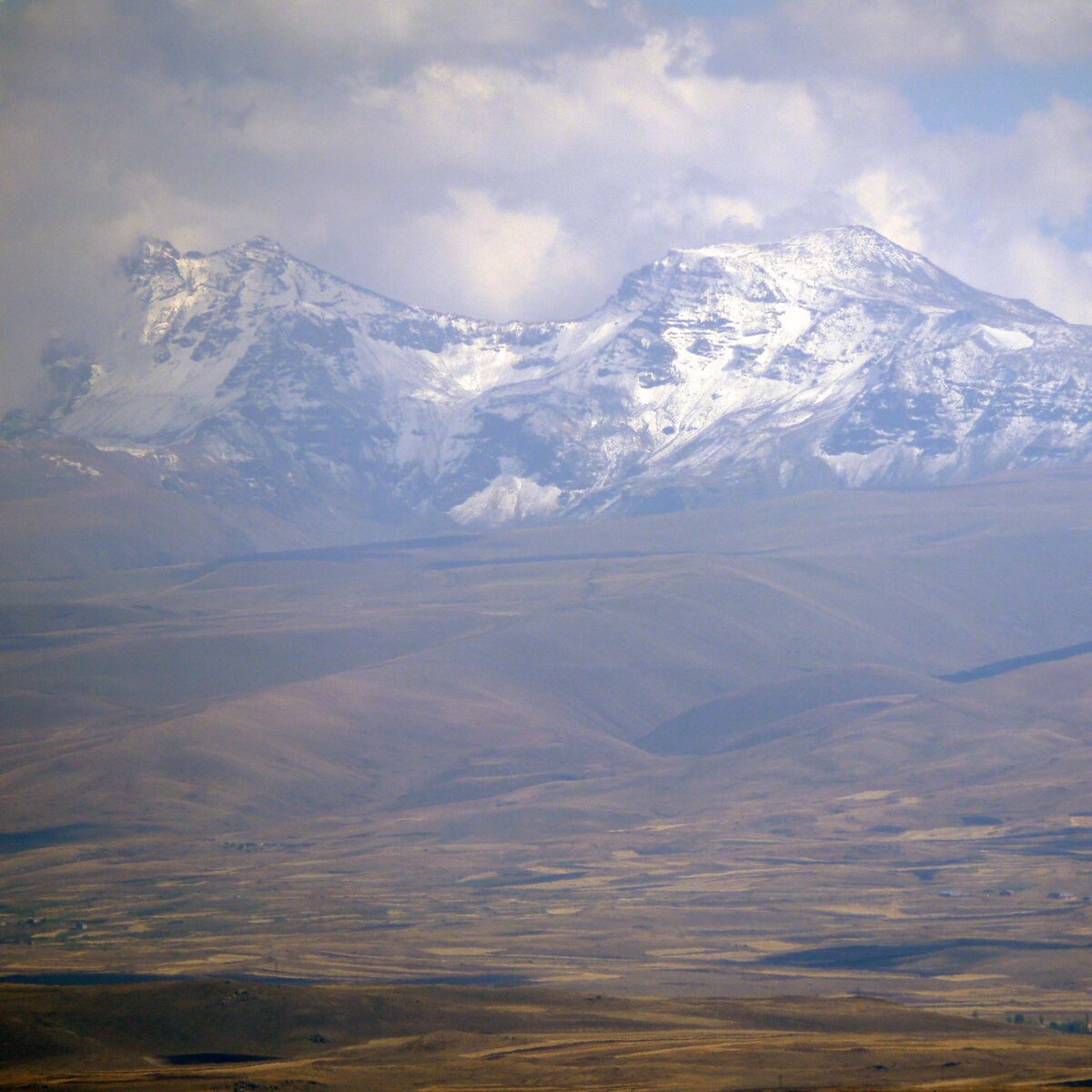 «Географическо-статистический словарь Российской Империи» изданный в 1861 году называет гору «второй горой Русской Армении, уступающей только Арарату». Высота горы - 4090 м.