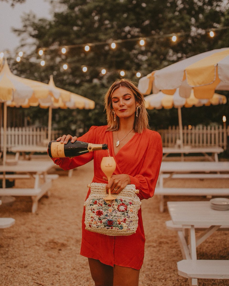 умная женщина. строгая девушка. молодая умная женщина. брюнетки в очках для зрения. молодая умная женщина.