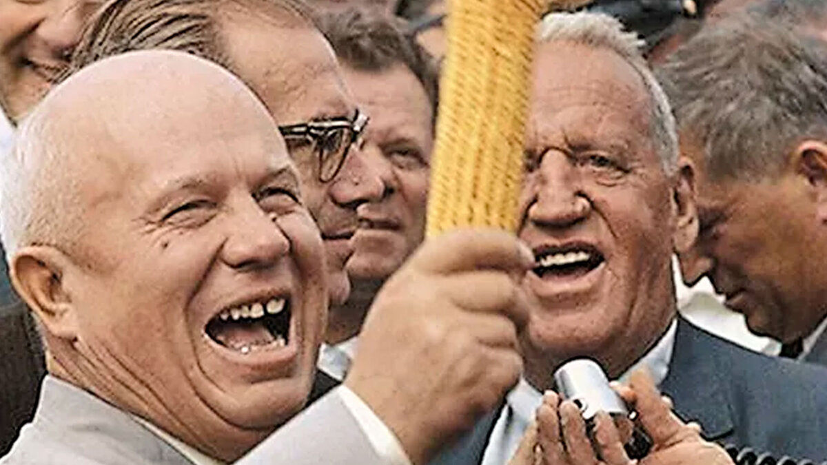 Никита Хрущёв с початком кукурузы. Фото: East News / Laski Diffusion