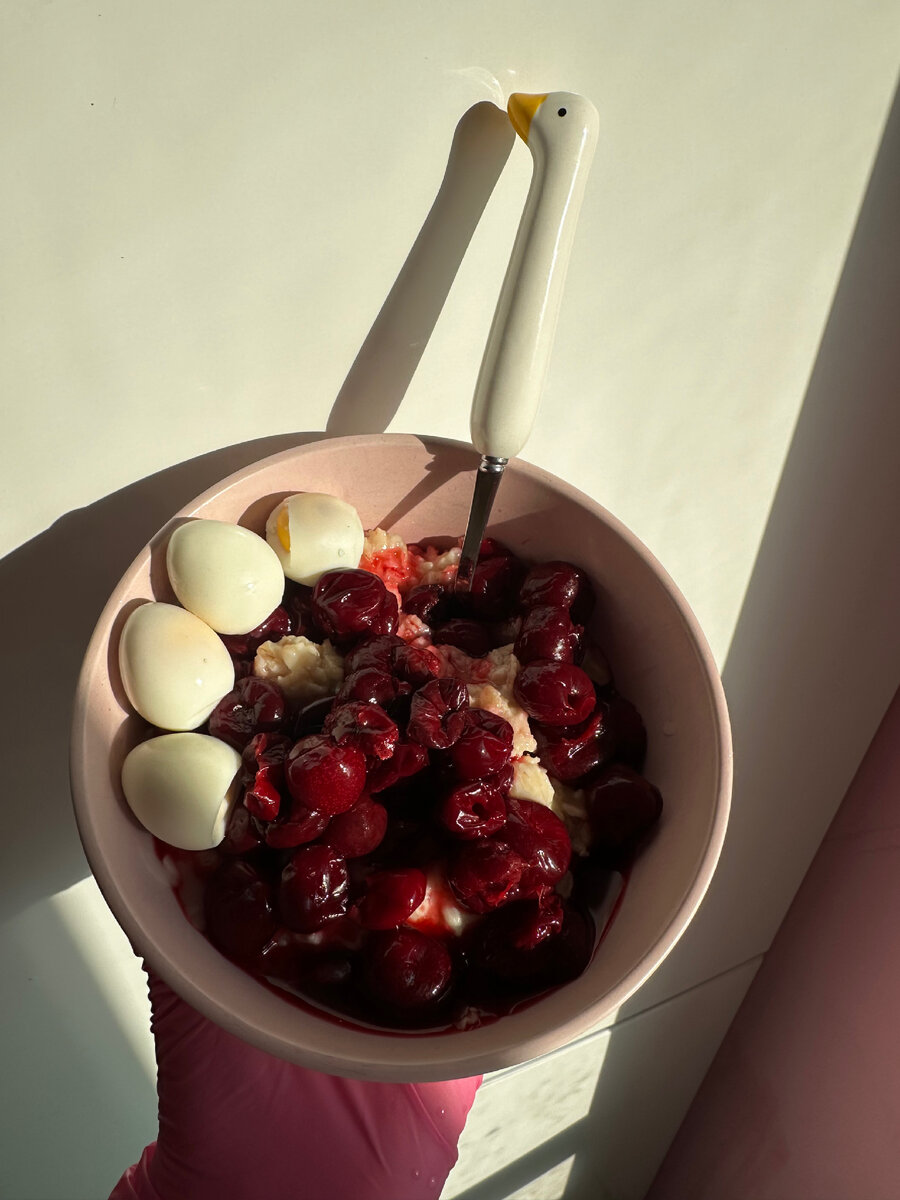 Овсянка с вишней и перепелиными яйцами