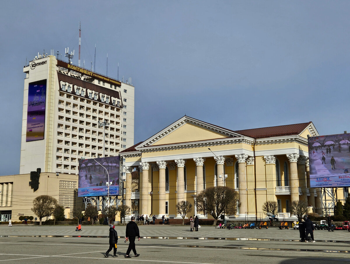 Краевая библиотека и гостиница «Континент»