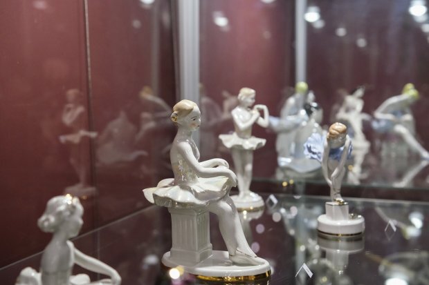 Синяя посуда в интерьере. Лфз кобылецкая чашка с блюдцем. Шиповник яковлева лфз 1950-е гг. Фарфоровая полоскательница старинная. Кувшин виноград лфз.