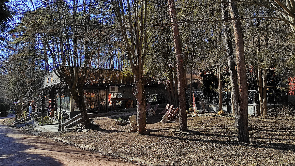 Кафе еще не убрали новогоднюю иллюминацию. Фото: Кирилл Полиенко/Polienko: путешествуем вдвоём