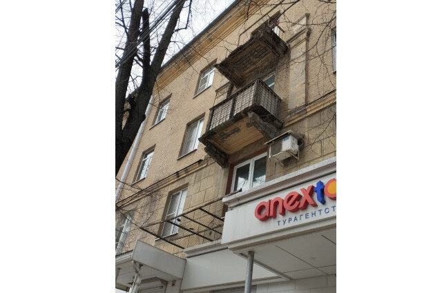    Сетка-ловушка сооружена над входом в турагенство. Фото:  АиФ/ Анастасия Ходыкина