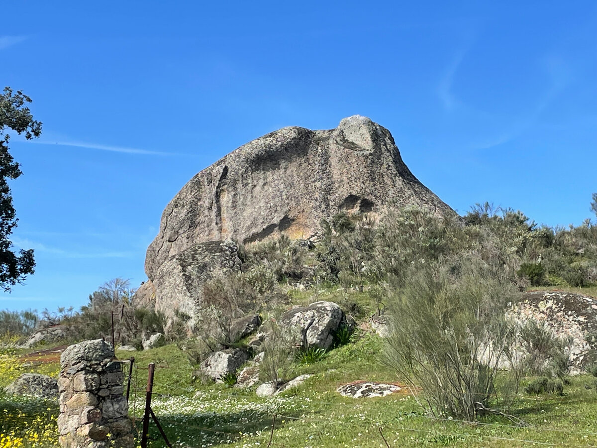 Алтарь с лестницей и глазом