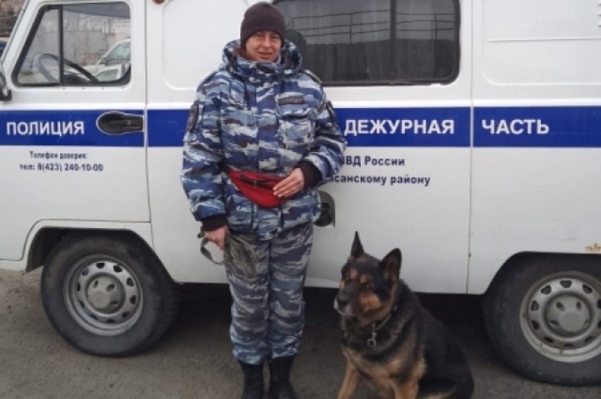    Старшина полиции Виктория Яковлева с собакой по кличке Рэмбо