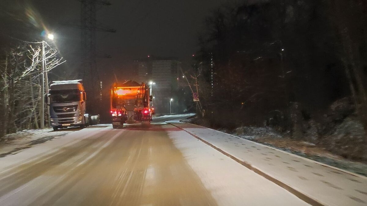     Всю ночь, с того момента, как над Владивостоком разверзлись хляби небесные и начался снегопад, улицы города активно очищались и обрабатывались реагентами.