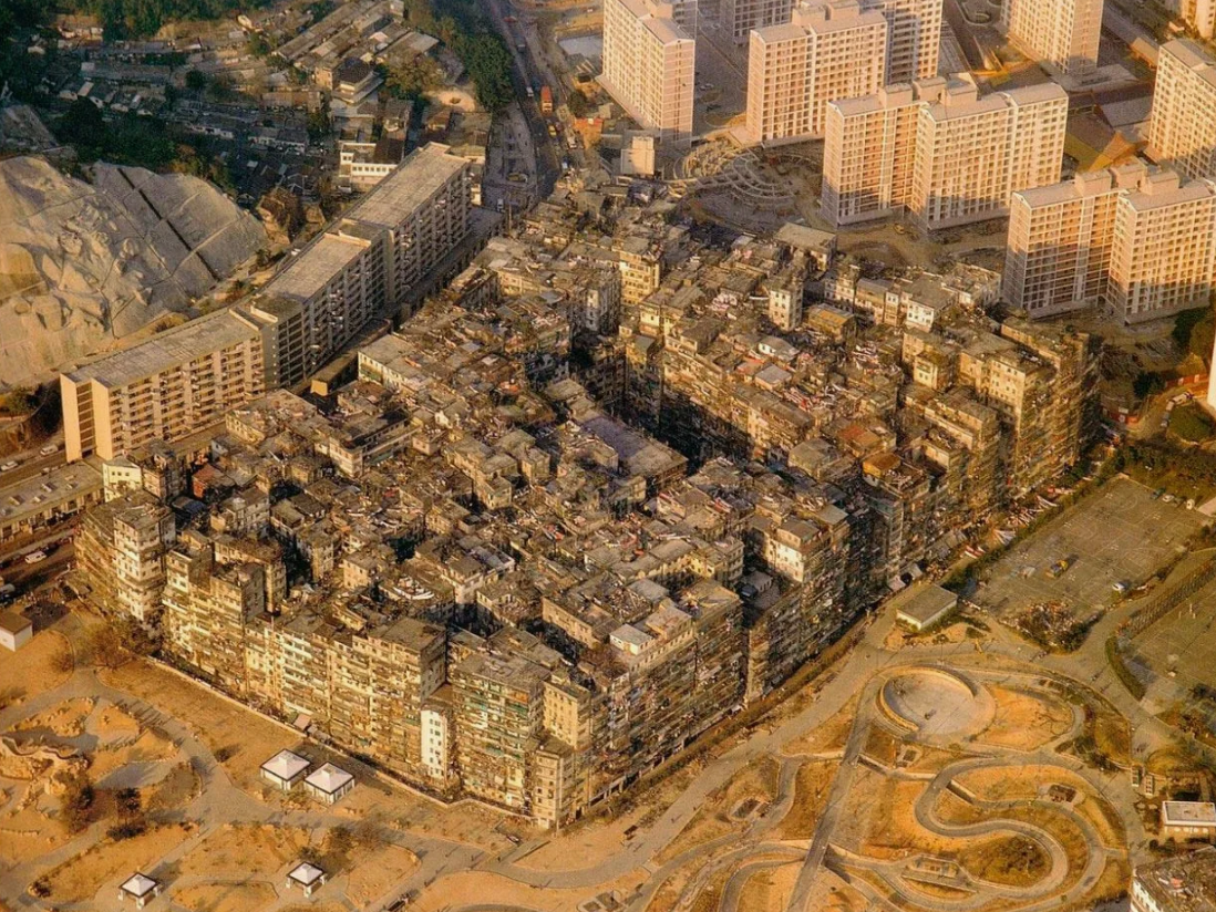 Сохранившееся фото Коулуна - просто жуть, как там жить без света солнца