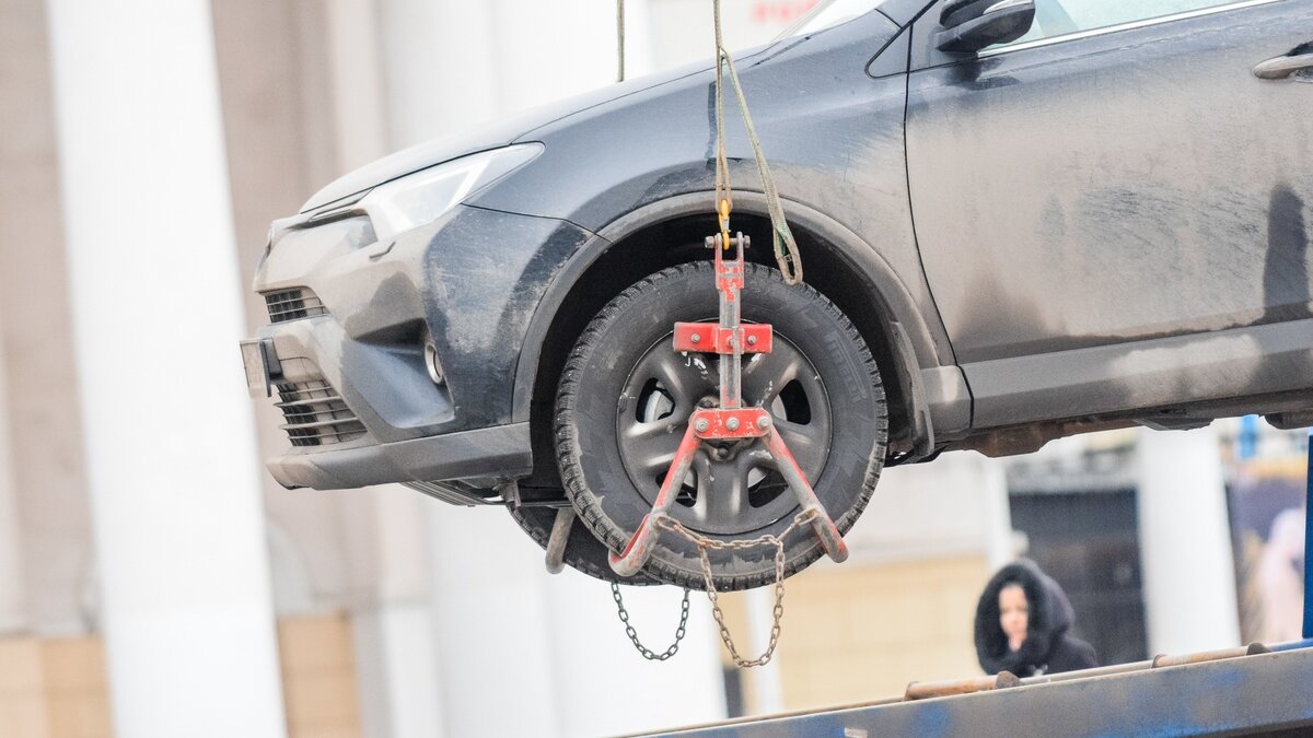     «В подвешенном состоянии»: необычное ДТП произошло во Владивостоке. Погодные условия привели к тому, что автомобиль вылетел с проезжей части, но на землю он так и не приземлился.