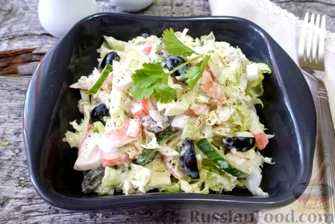 крабовые палочки, капуста пекинская, сыр плавленый, сыр твёрдый, маслины, яйца, огурцы свежие, майонез, перец чёрный молотый, соль