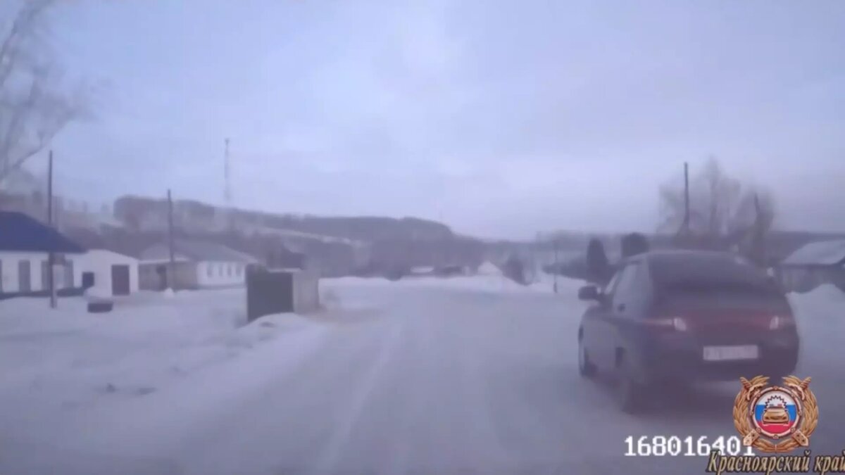     В Партизанском районе полицейские применили оружие, чтобы задержать пьяного водителя. Он мог наехать на полицейского.