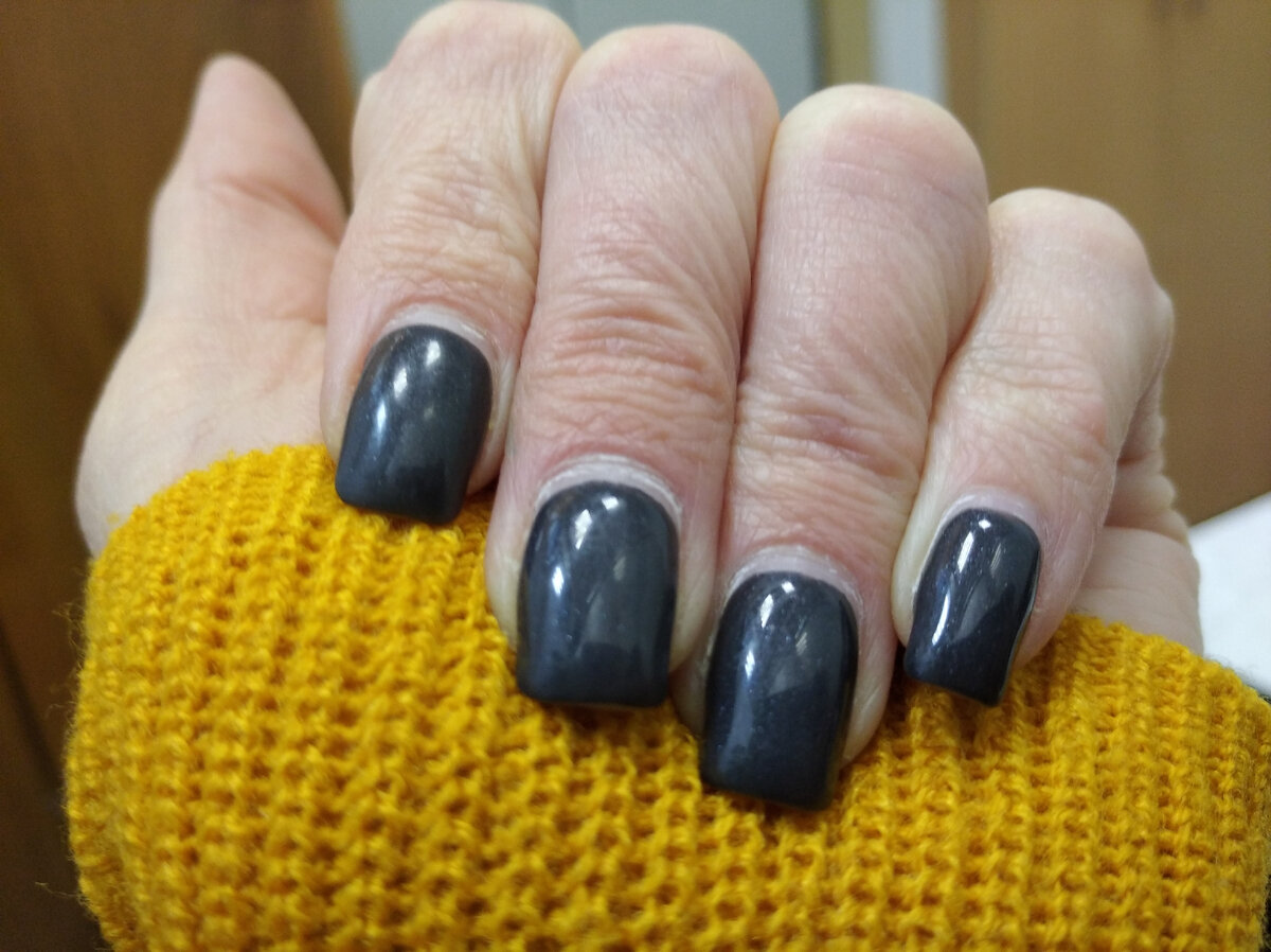 Да, неидеально) но этому маникюру 4 недели. Ааабажаю... 