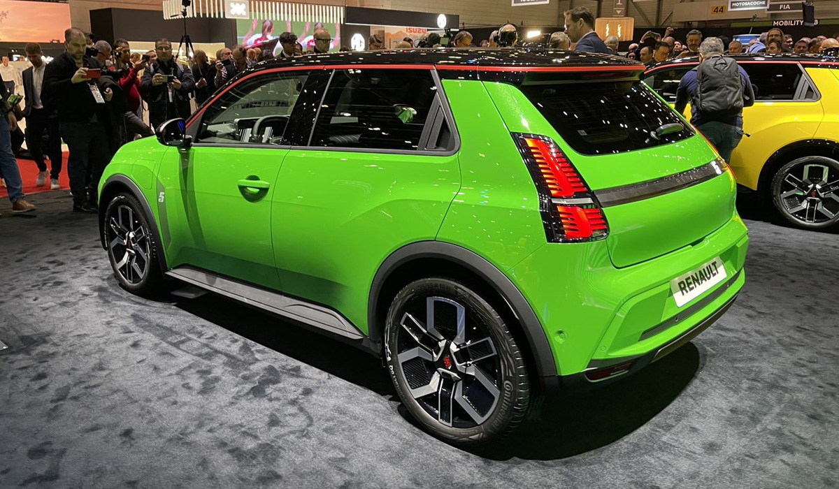 Renault 5 E-Tech – вид сзади 