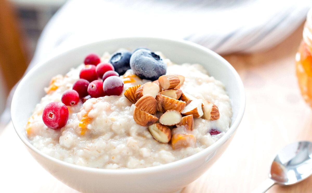 Овсянка с ягодами и орехами