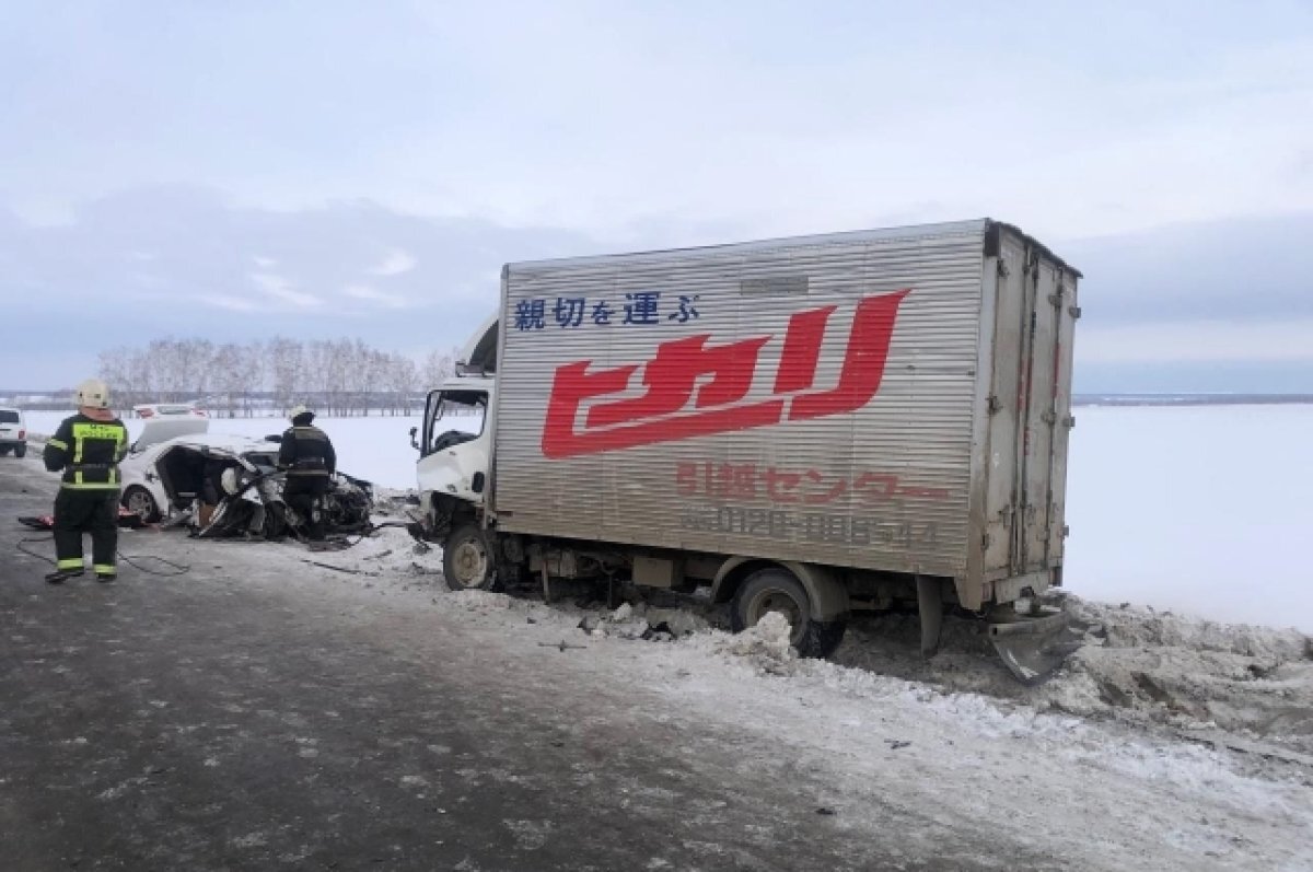    Два человека погибли при столкновении легковушки с грузовиком на Алтае