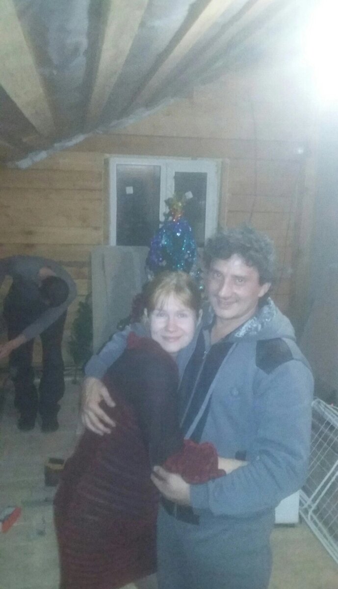 Наш первый новый год в доме. Куча разбросанного строй материала, друзья наспех колотят перила😂 но мы счастливы ☺🤗