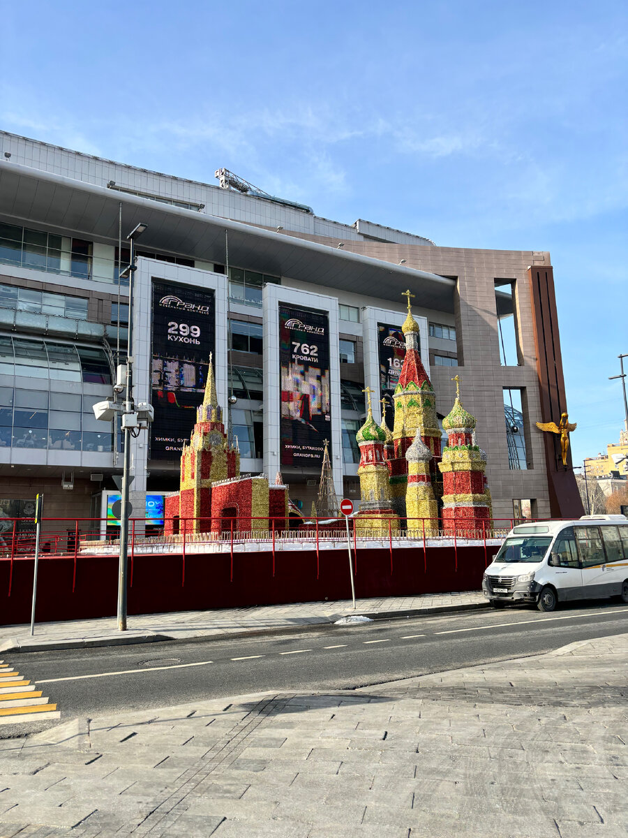 Все фото автора. ТЦ Европейский. Эта инсталляция стоит там лет 10 уже.