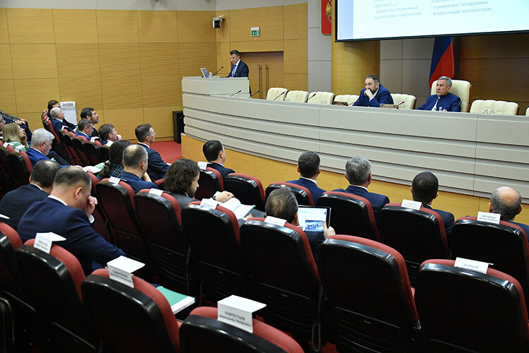    Накануне в кабмине РТ прошло заседание совета директоров АО «Татнефтехиминвест-холдинг» под председательством президента республики Рустама Минниханова Фото: rais.tatarstan.ru