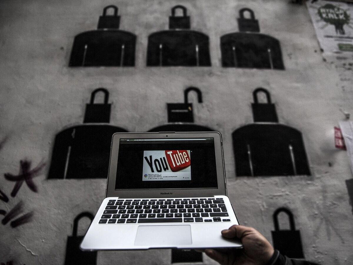 Логотип видеохостинга Youtube на экране ноутбука© AFP 2024 / BULENT KILIC