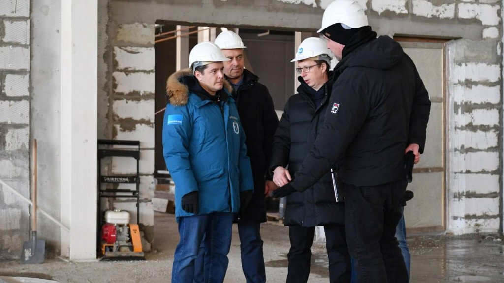    фото – тг-канал губернатора Дмитрия Артюхова. Глава региона осматривает стройку «Ямал Арены».