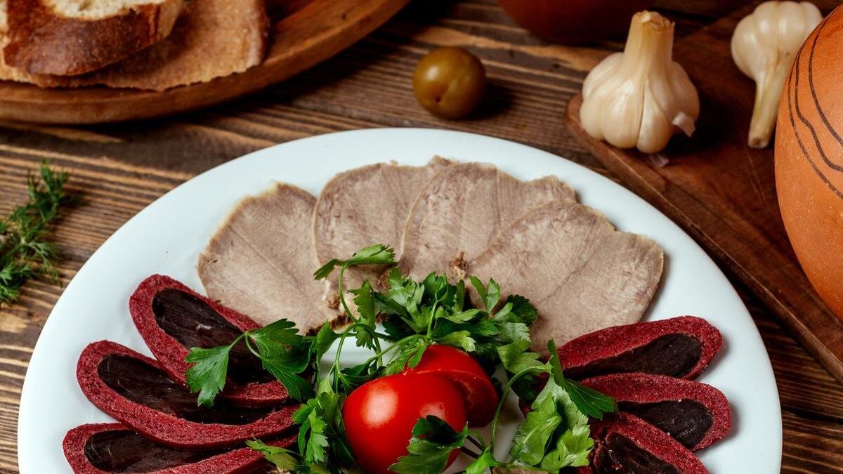    На тарелке мясное ассорти с говяжьим языком:Freepik